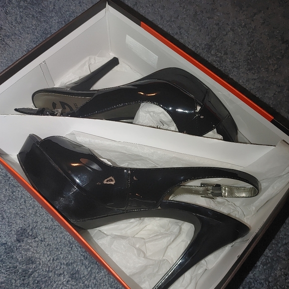 Guess Black Patent Leather Slingback Heels, Size 9 - Picture 8 of 9